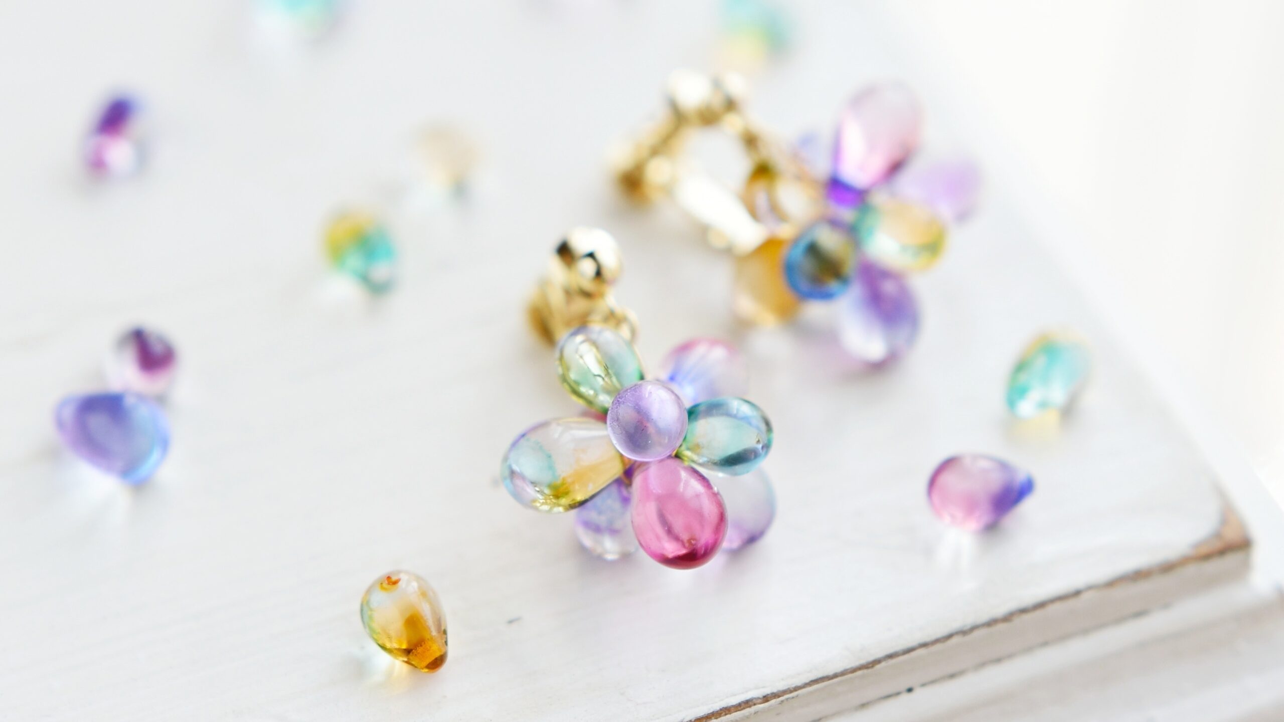 虹色のピアス・イヤリング
