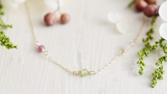 真ん中にお母さんの誕生石を配置したファミリーネックレス